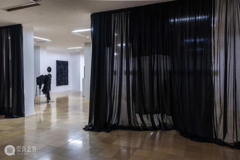 展览现场｜乔尔·安德里亚诺马里索（Jo?l Andrianomearisoa）「情感与欲望之器」@ 路德维希博物馆 崇真艺客