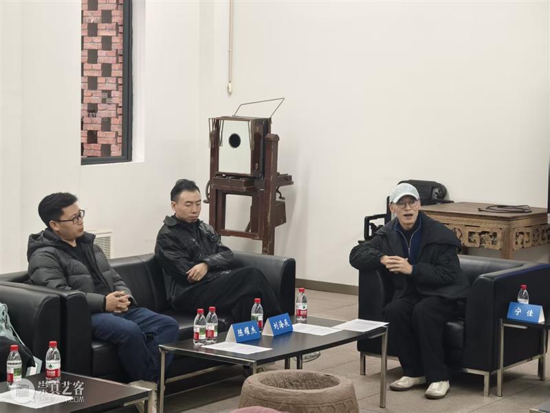 现场丨媒介“过载”：数字时代青年艺术家的创作方法——2025年罗中立奖学金入围艺术家、四川美院驻留艺术家交流会 崇真艺客