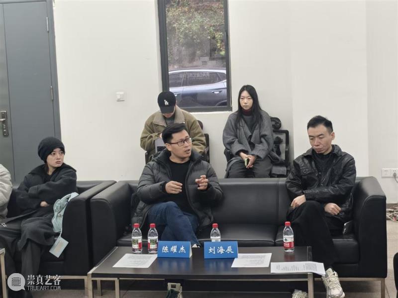 现场丨媒介“过载”：数字时代青年艺术家的创作方法——2025年罗中立奖学金入围艺术家、四川美院驻留艺术家交流会 崇真艺客