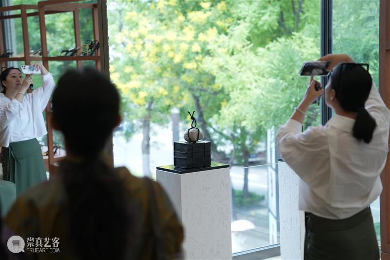 黄锐个展“非常名”正在圣罗兰北京右岸展出 崇真艺客